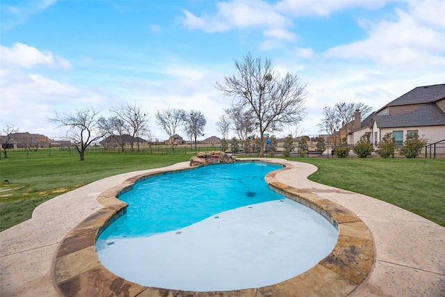 view of swimming pool featuring a yard