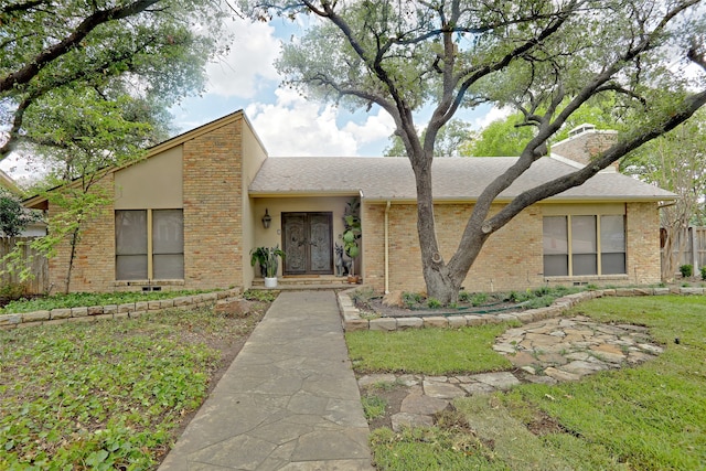 single story home featuring a front lawn