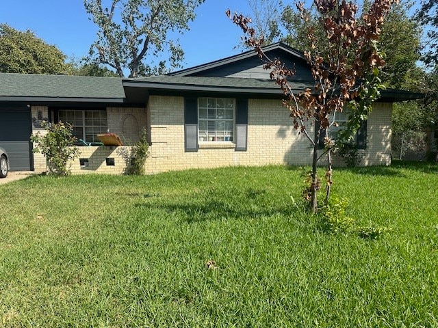 view of front of property with a front yard