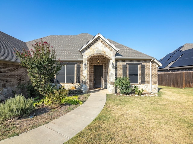 view of front of property featuring a front yard