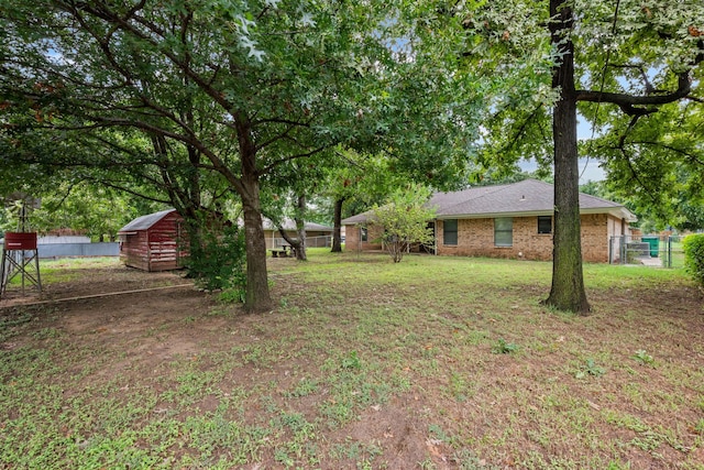 view of yard featuring a storage shed