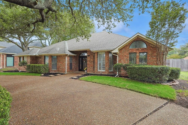 single story home with a front lawn