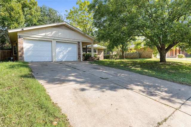 single story home featuring a front lawn