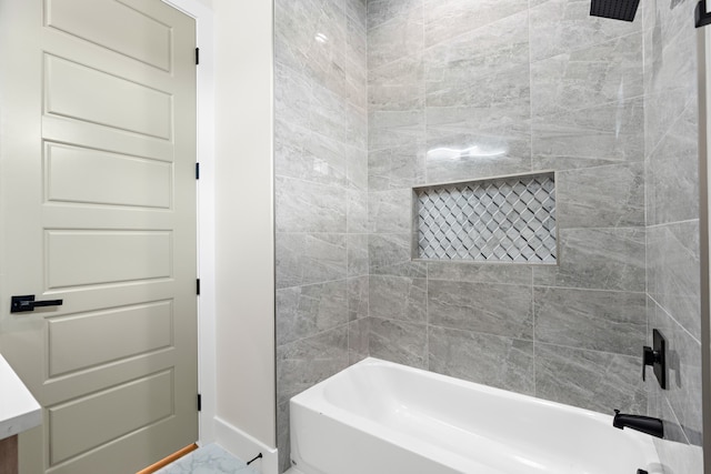 bathroom with tiled shower / bath combo