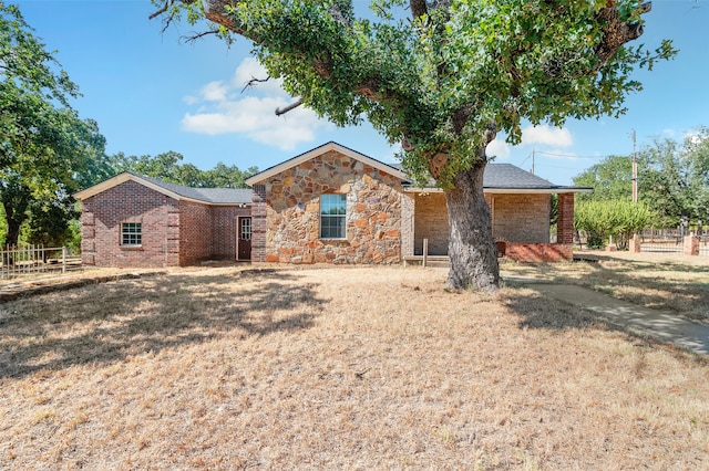 ranch-style house featuring a front yard