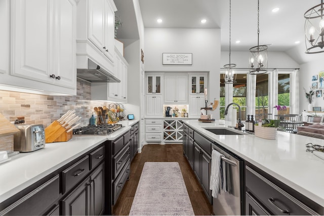 kitchen featuring appliances with stainless steel finishes, a chandelier, sink, dark wood-type flooring, and pendant lighting