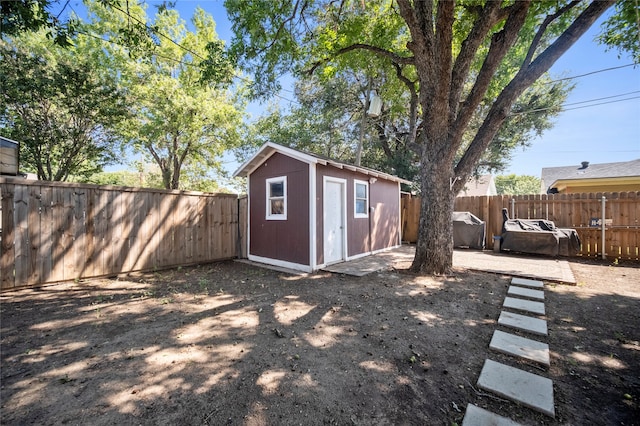 view of yard featuring a storage unit