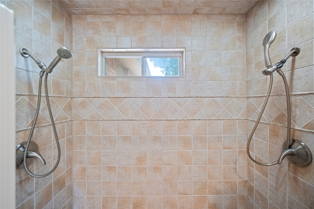 bathroom featuring a tile shower