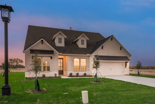 view of front facade featuring a garage and a yard