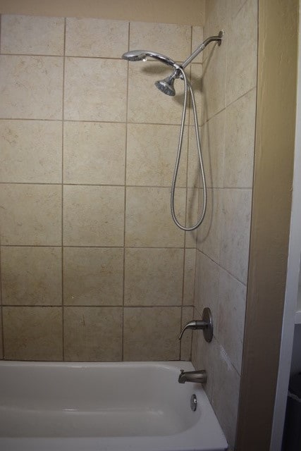 bathroom with tiled shower / bath combo