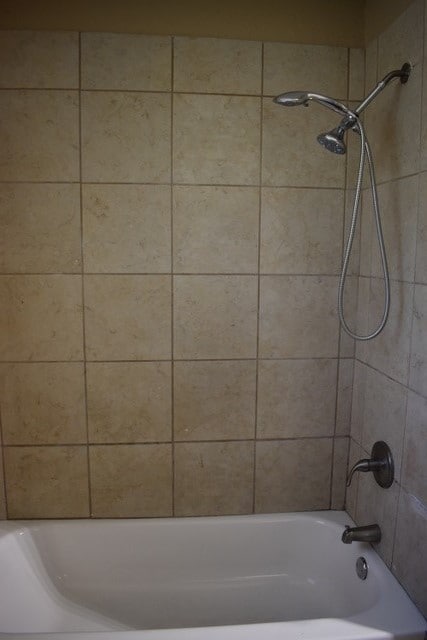 bathroom with tiled shower / bath