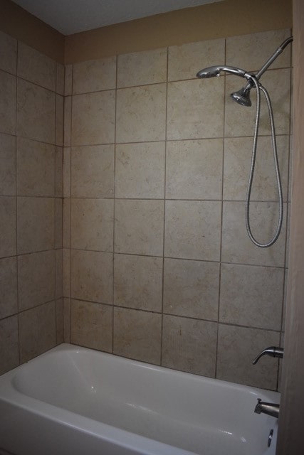 bathroom featuring tiled shower / bath