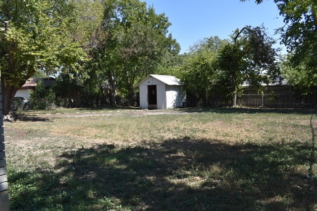 view of yard with a storage shed