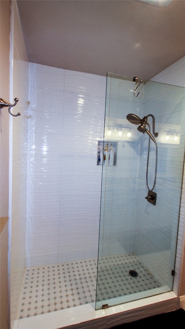 bathroom featuring a tile shower