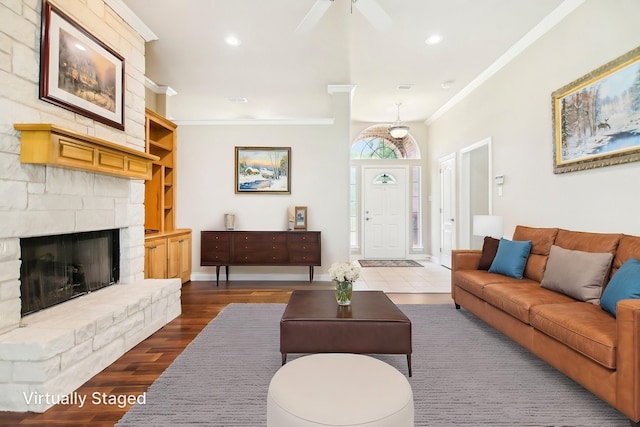 living area with recessed lighting, dark wood-style flooring, crown molding, and ceiling fan