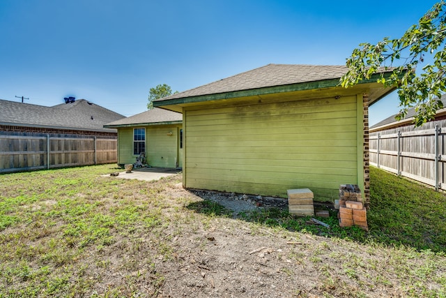 back of house featuring a yard