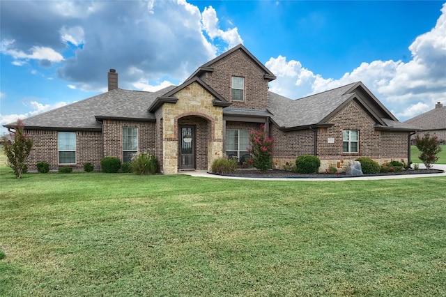 view of front of house featuring a front lawn