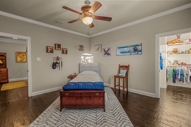 bedroom featuring ceiling fan, a textured ceiling, dark hardwood / wood-style floors, and crown molding