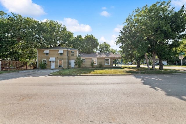 view of front of house with a front lawn