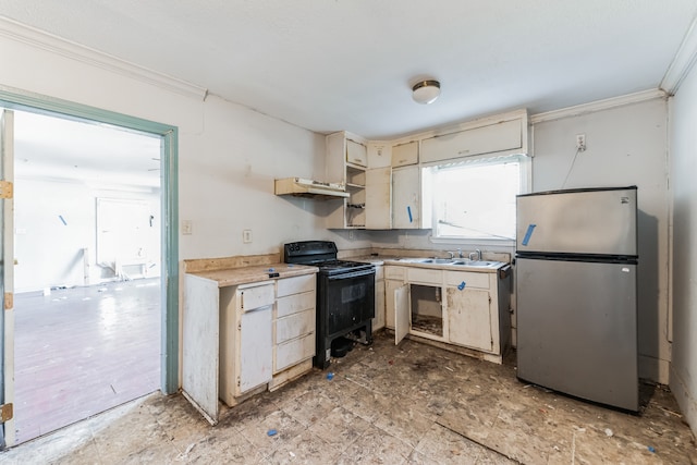 kitchen featuring cream cabinets, crown molding, stainless steel refrigerator, sink, and black electric range