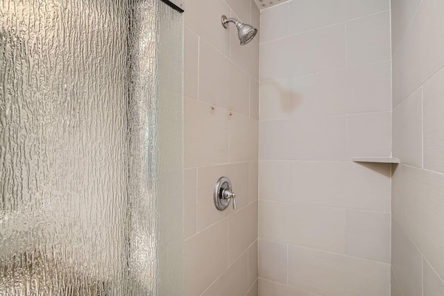 interior details with a tile shower
