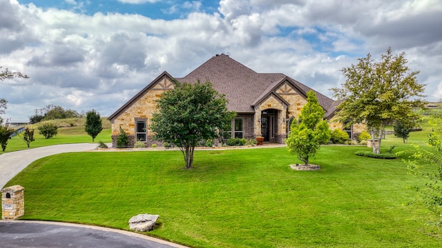 craftsman-style home featuring a front yard