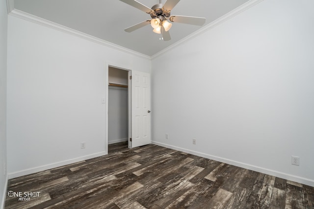 unfurnished bedroom with dark wood-type flooring, ceiling fan, ornamental molding, and a closet