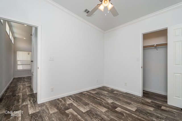 unfurnished bedroom with dark wood-type flooring, a closet, ceiling fan, and crown molding