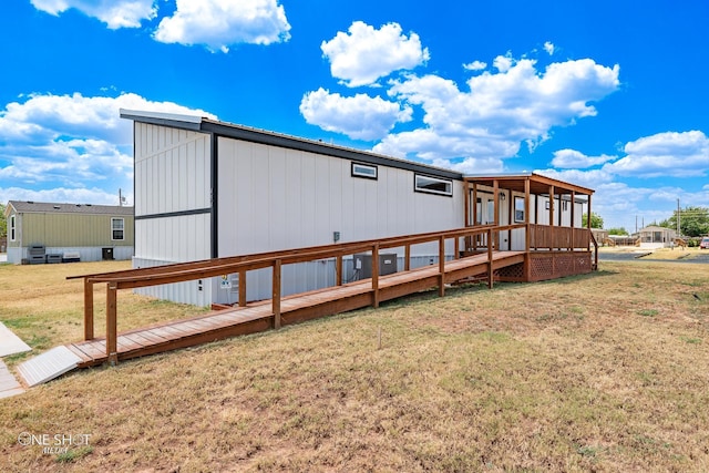 view of outdoor structure featuring a yard