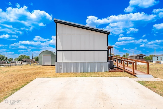 view of outdoor structure with a yard