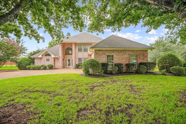 view of front facade with a front yard