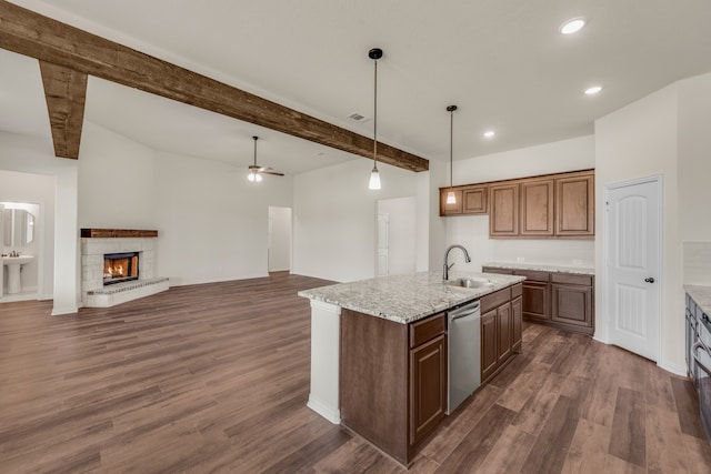 kitchen with dark hardwood / wood-style flooring, sink, an island with sink, ceiling fan, and stainless steel dishwasher