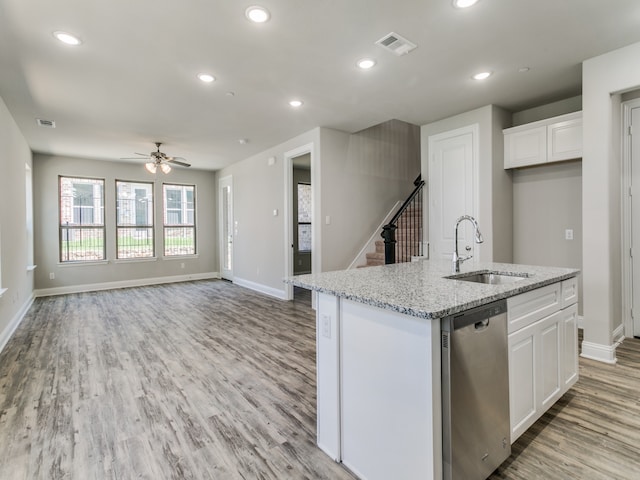 kitchen featuring light hardwood / wood-style floors, a kitchen island with sink, stainless steel dishwasher, sink, and ceiling fan