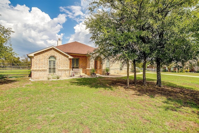 view of front of property featuring a front yard