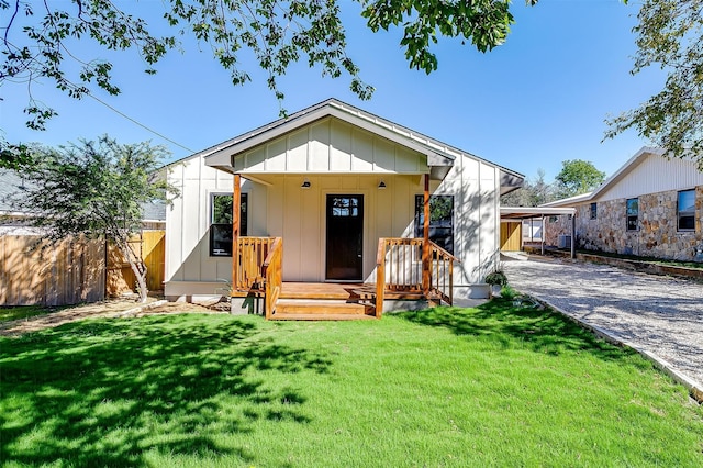 view of front of home featuring a front lawn