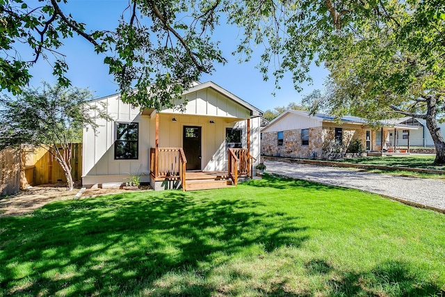 view of front of house featuring a front yard