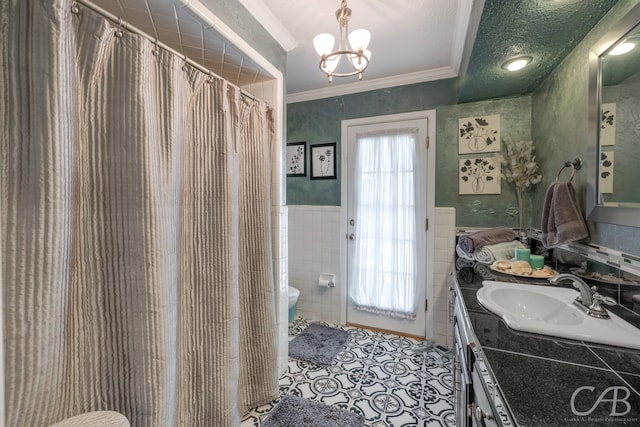 bathroom featuring a textured ceiling, vanity, a notable chandelier, crown molding, and toilet