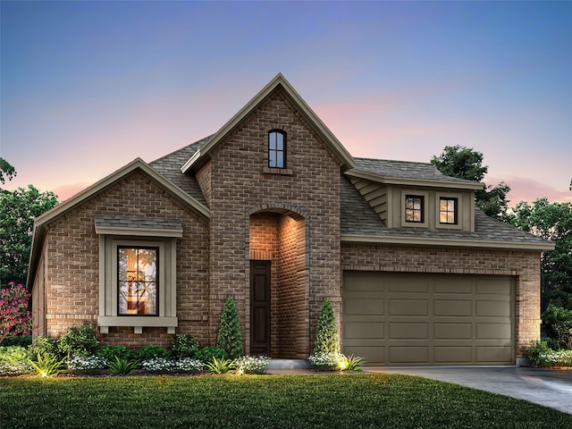 view of front facade featuring a yard and a garage