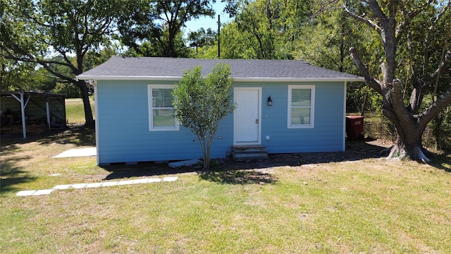 view of front facade featuring a front lawn