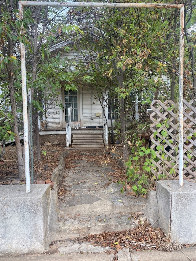 view of front of property featuring covered porch