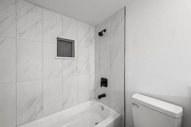 bathroom with tiled shower / bath and toilet