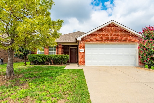 view of front facade featuring a garage and a front yard