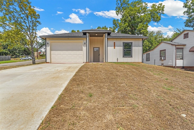 view of front of home featuring a front yard and a garage