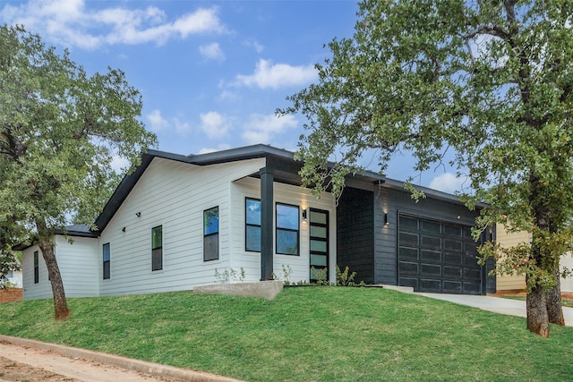 view of front facade featuring a front yard and a garage