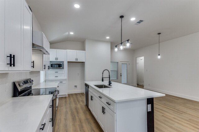 kitchen with pendant lighting, an island with sink, stainless steel appliances, sink, and white cabinetry