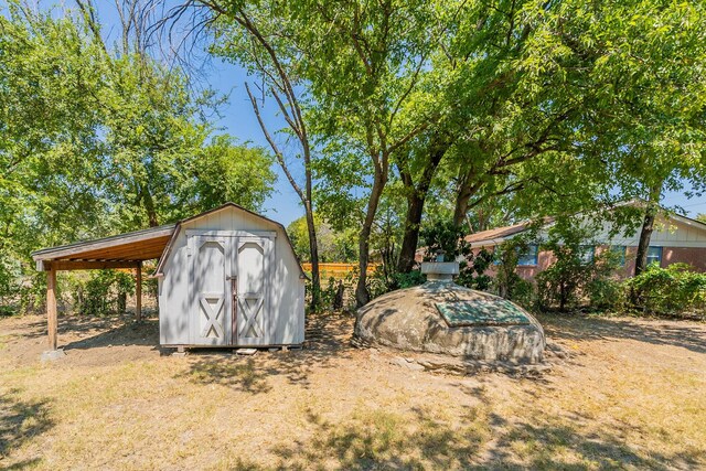 view of yard featuring a storage shed