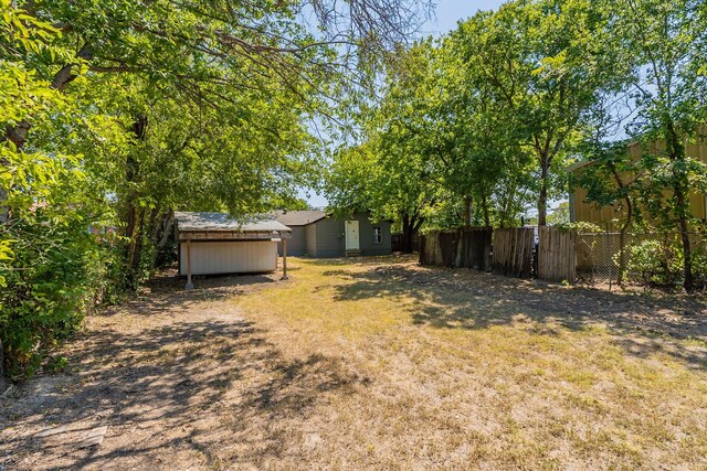 view of yard featuring a shed