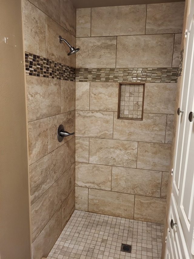 bathroom featuring tiled shower