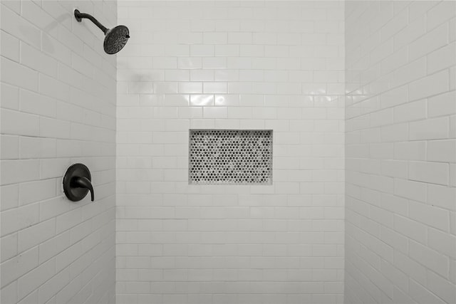 details featuring tiled shower