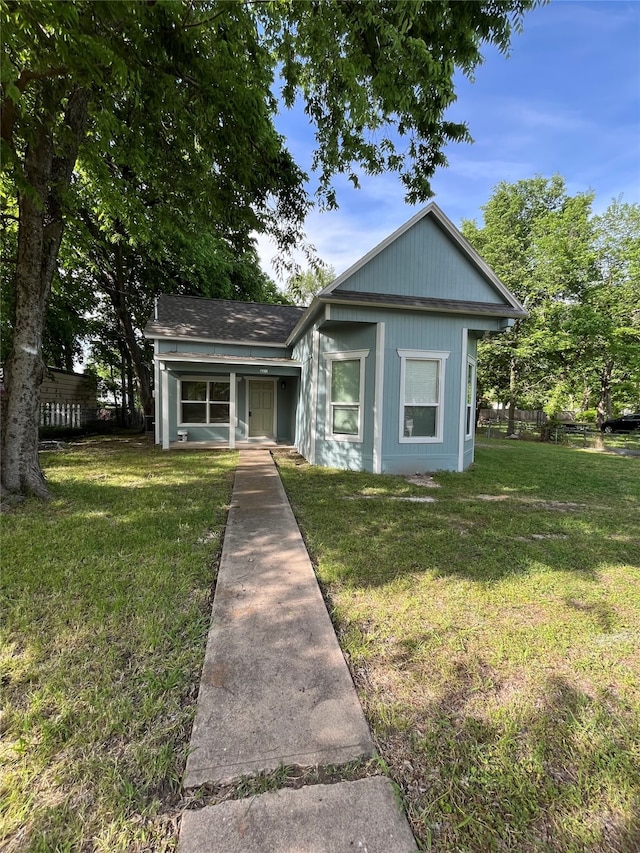 view of front of home featuring a front yard